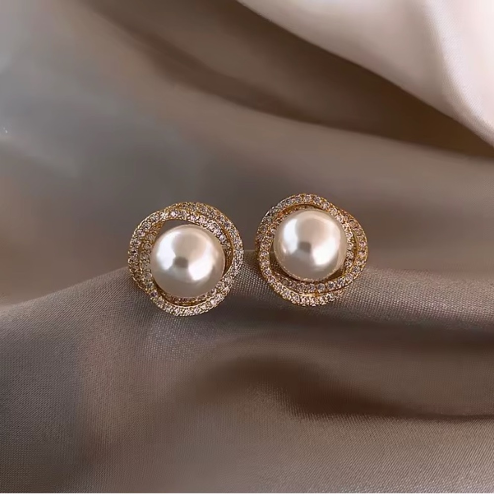 Fashion Imitate Pearl Circle Stud Earrings. - Picture 3 of 5